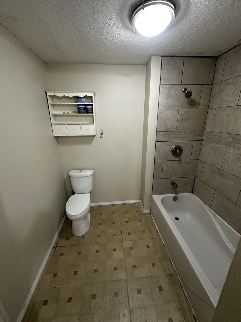 435 South Poplar Avenue Kankakee, IL 60901 - Photo 11 of 45 a bathroom with a toilet a sink and bathtub