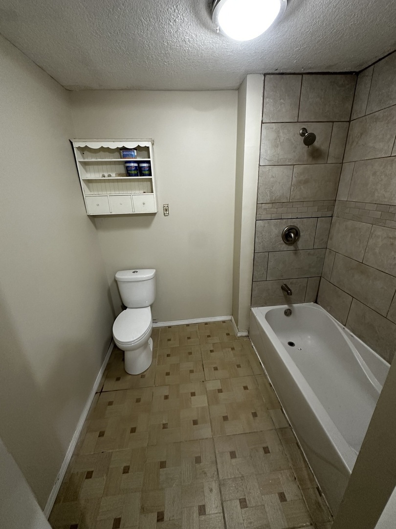 435 South Poplar Avenue Kankakee, IL 60901 - Photo 13 of 45 a bathroom with a bathtub sink and toilet