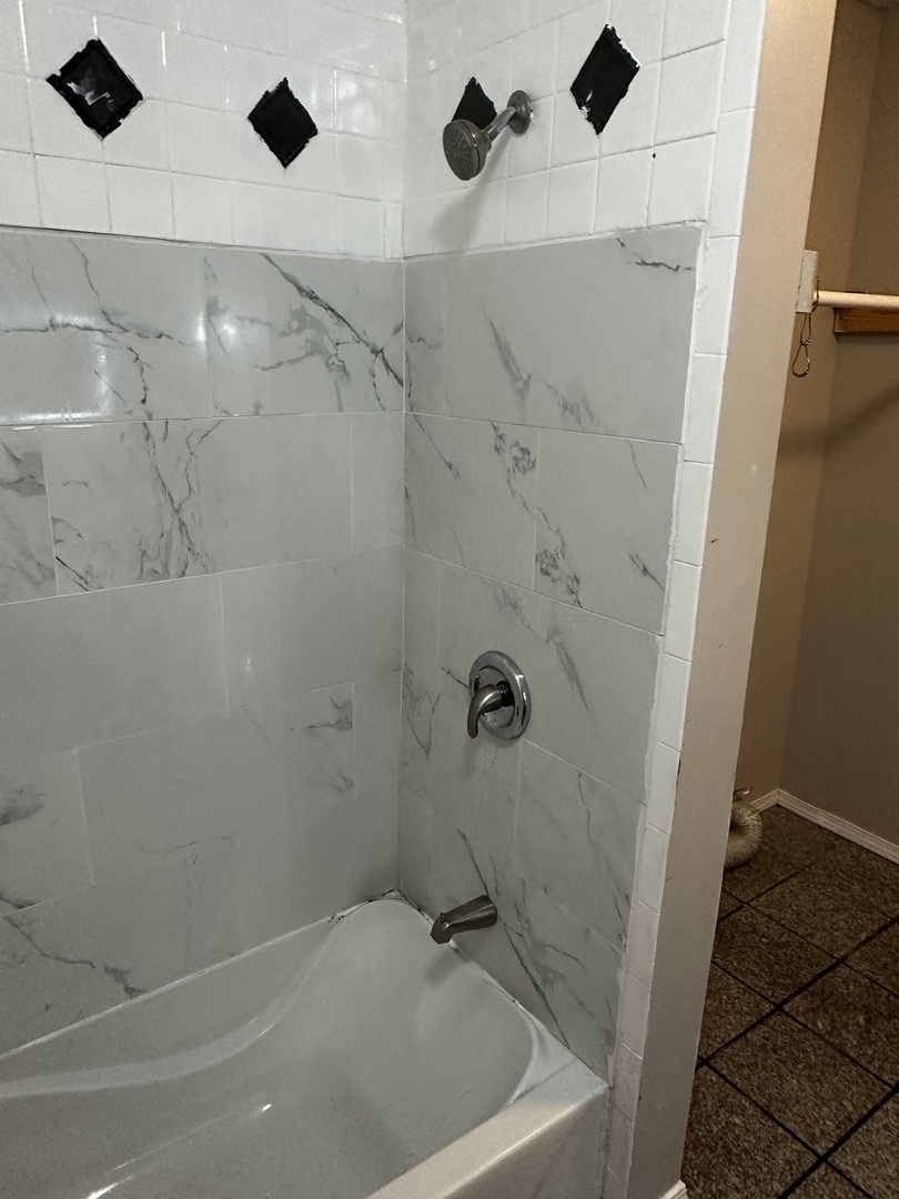 435 South Poplar Avenue Kankakee, IL 60901 - Photo 41 of 45 a bathroom with a bathtub and shower