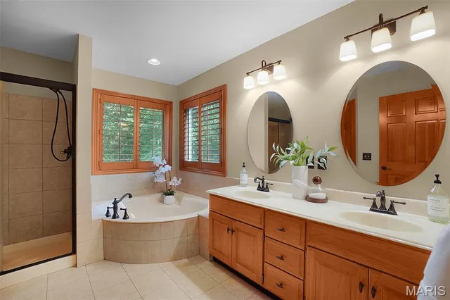 $775,000 | 19 Jacks Cabin Drive, Defiance, MO 63341