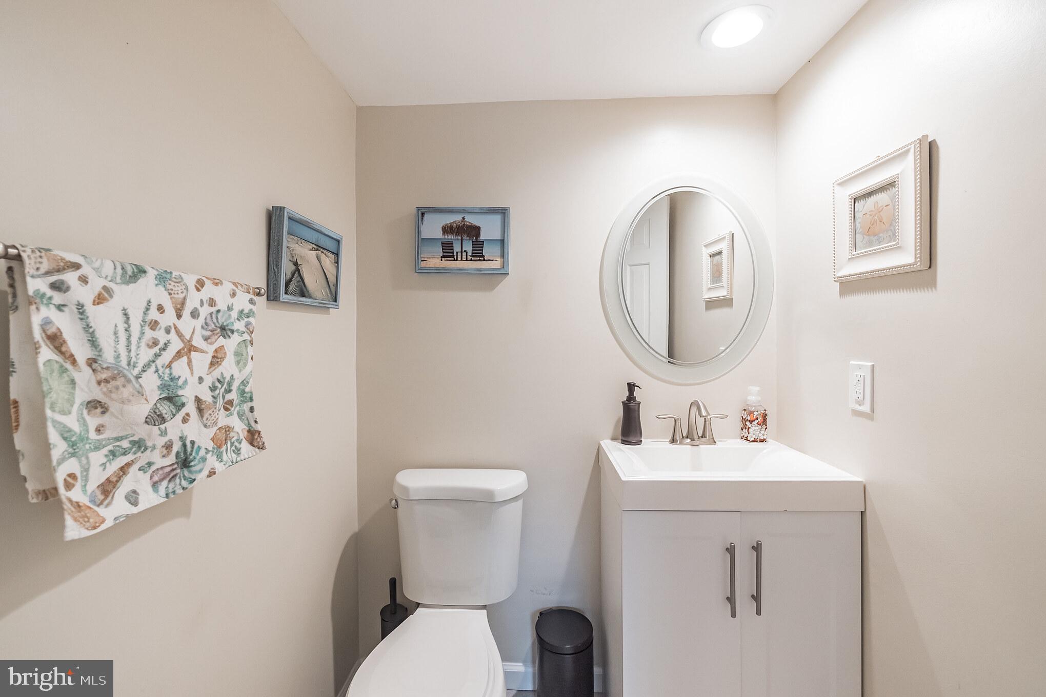 9852 Dellcastle Road Gaithersburg, MD 20886 - Photo 14 of 33 Powder Room