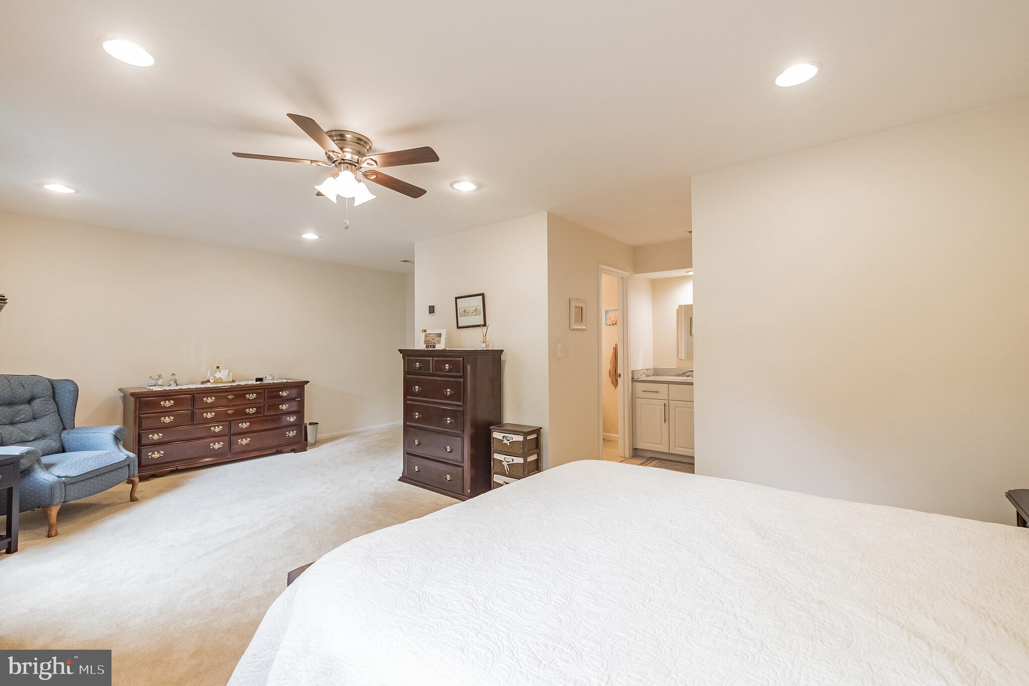 9852 Dellcastle Road Gaithersburg, MD 20886 - Photo 16 of 33 Master Bedroom