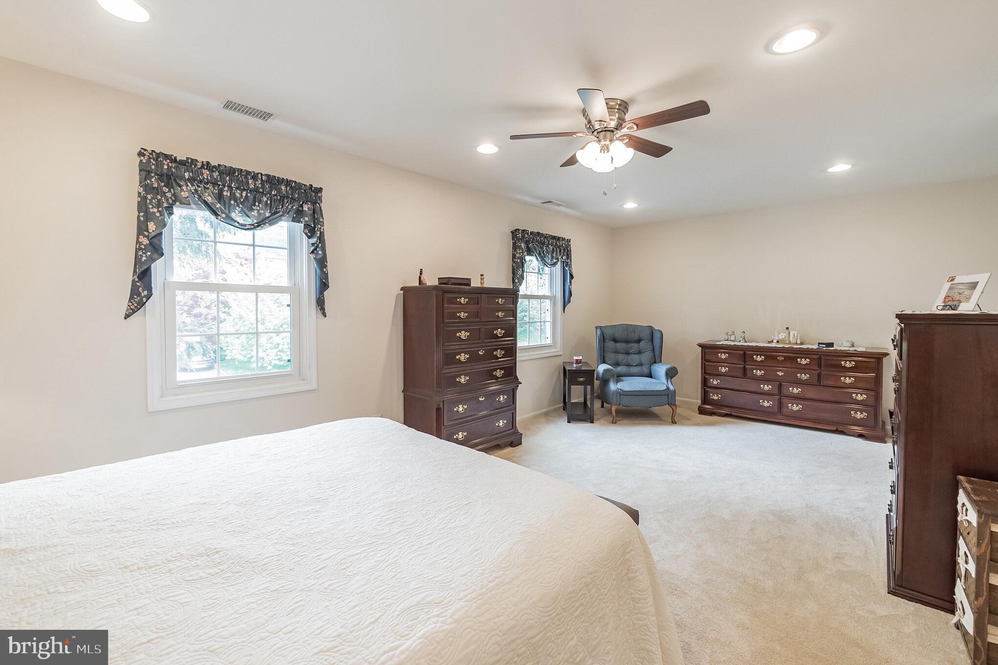 9852 Dellcastle Road Gaithersburg, MD 20886 - Photo 17 of 33 Master Bedroom