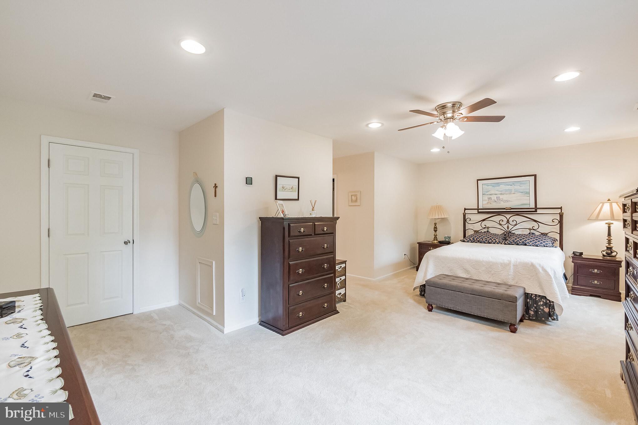 9852 Dellcastle Road Gaithersburg, MD 20886 - Photo 18 of 33 Master Bedroom