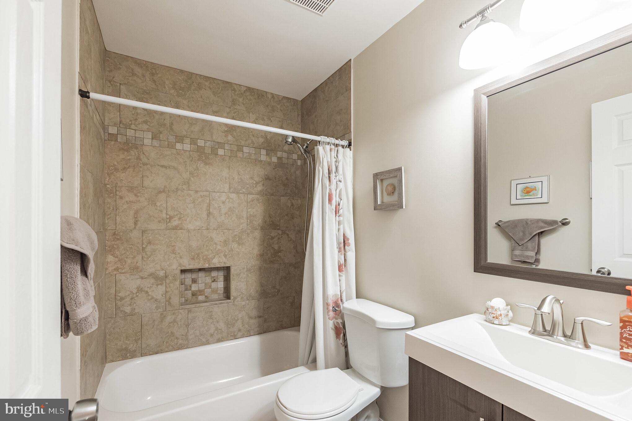 9852 Dellcastle Road Gaithersburg, MD 20886 - Photo 28 of 33 Upper Level Full Bath