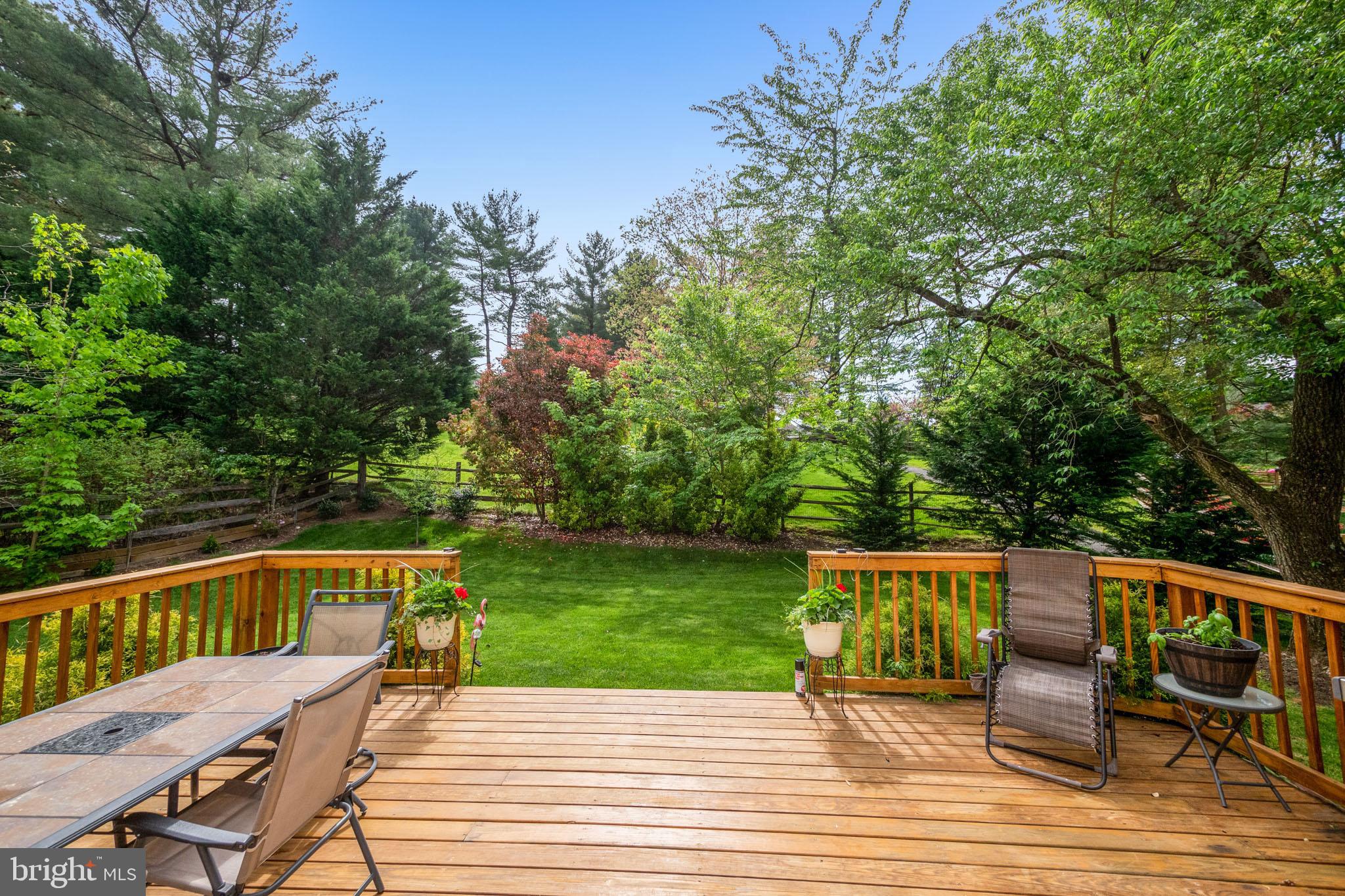 9852 Dellcastle Road Gaithersburg, MD 20886 - Photo 30 of 33 Deck