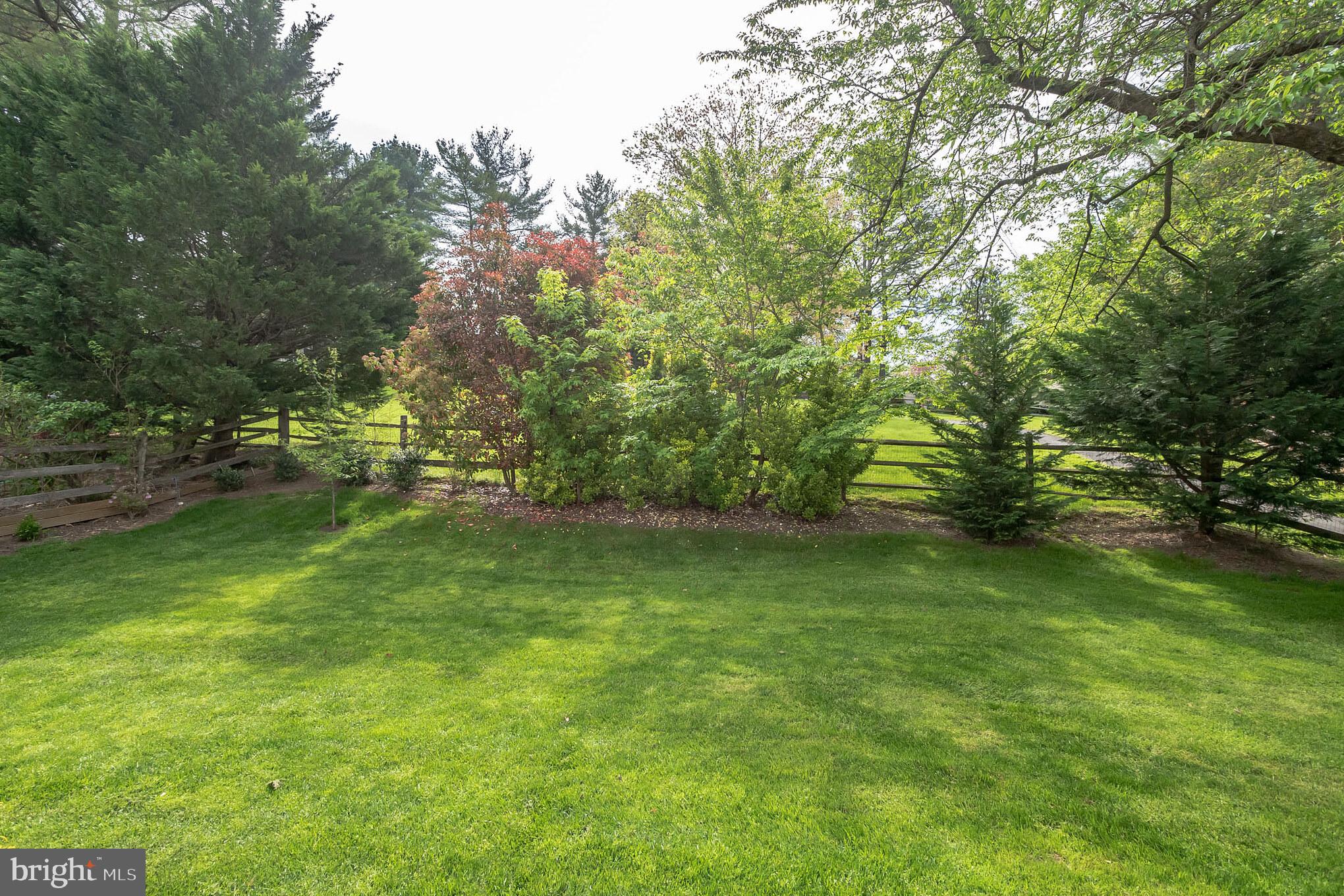 9852 Dellcastle Road Gaithersburg, MD 20886 - Photo 31 of 33 Private Backyard