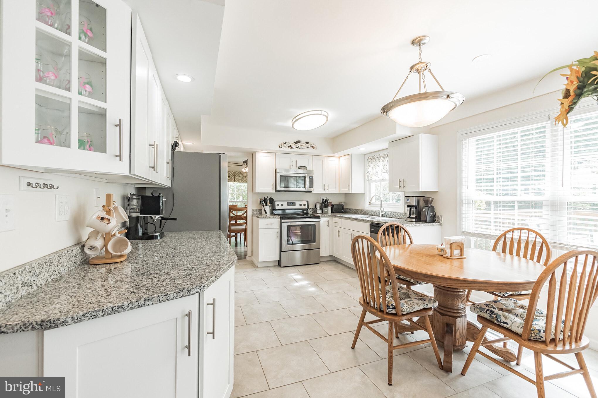 9852 Dellcastle Road Gaithersburg, MD 20886 - Photo 8 of 33 Kitchen