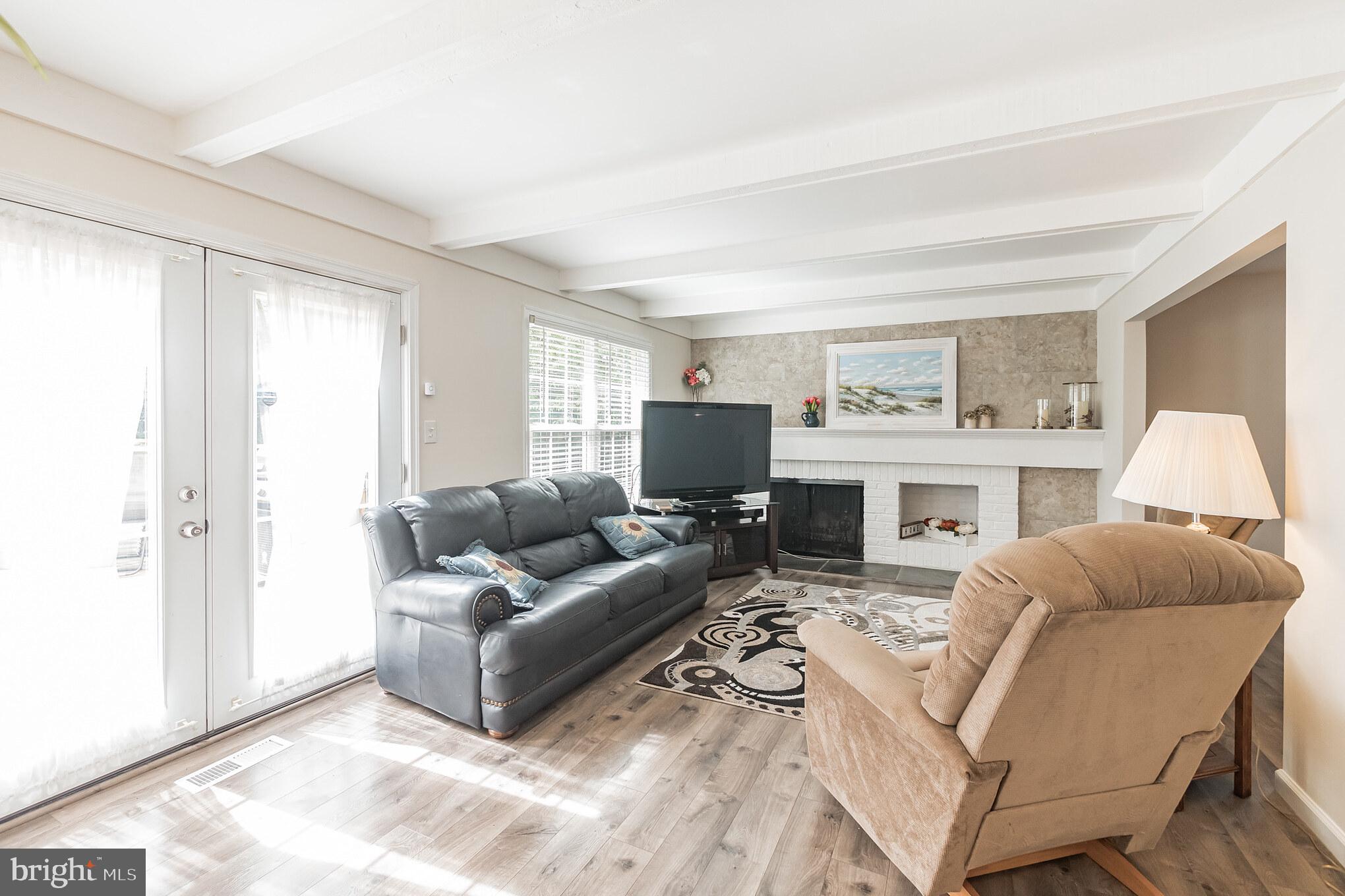 9852 Dellcastle Road Gaithersburg, MD 20886 - Photo 10 of 33 Family Room
