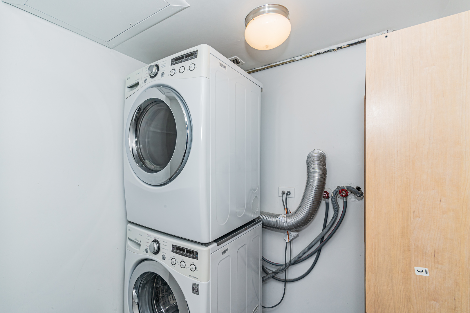 548 Harbor Terrace Bartlett, IL 60103 - Photo 14 of 42 a utility room with dryer and washer