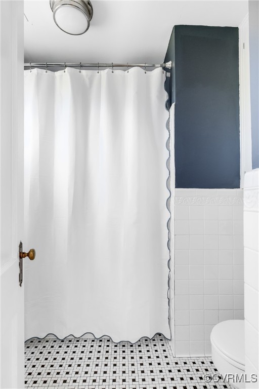 5108 King William Road Richmond, VA 23225 - Photo 22 of 38 a bathroom with a shower curtain and a sink