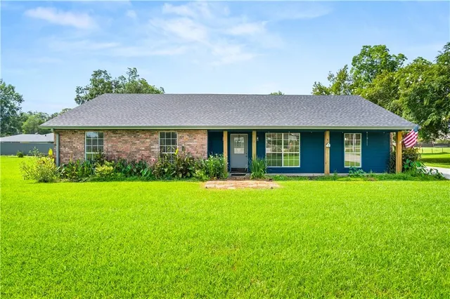$300,000 | 105 Hilda Lane, Marksville, LA 71351
