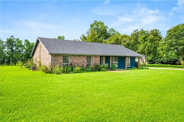 $300,000 | 105 Hilda Lane, Marksville, LA 71351