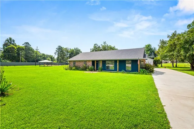 $300,000 | 105 Hilda Lane, Marksville, LA 71351