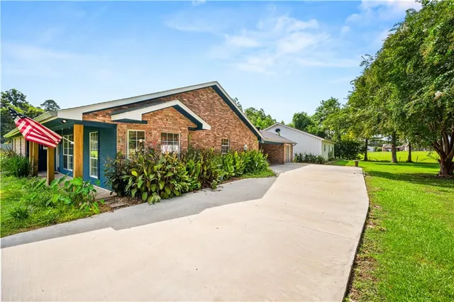 $300,000 | 105 Hilda Lane, Marksville, LA 71351