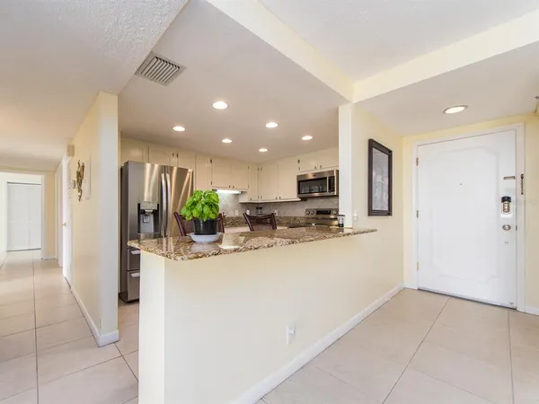 $5,750 | 675 South Gulfview Boulevard, Unit 902, Clearwater Beach, FL 33767