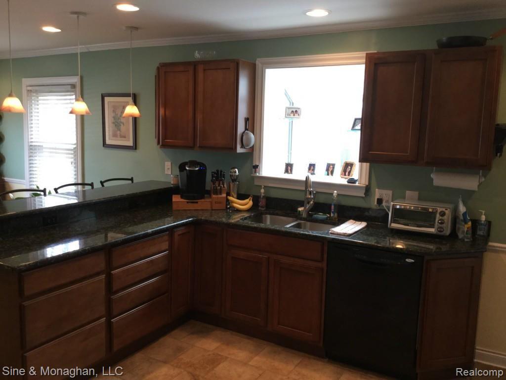 1082 Hampton Road Grosse Pointe, MI 48236 - Photo 8 of 50 IMG_0044.jpg