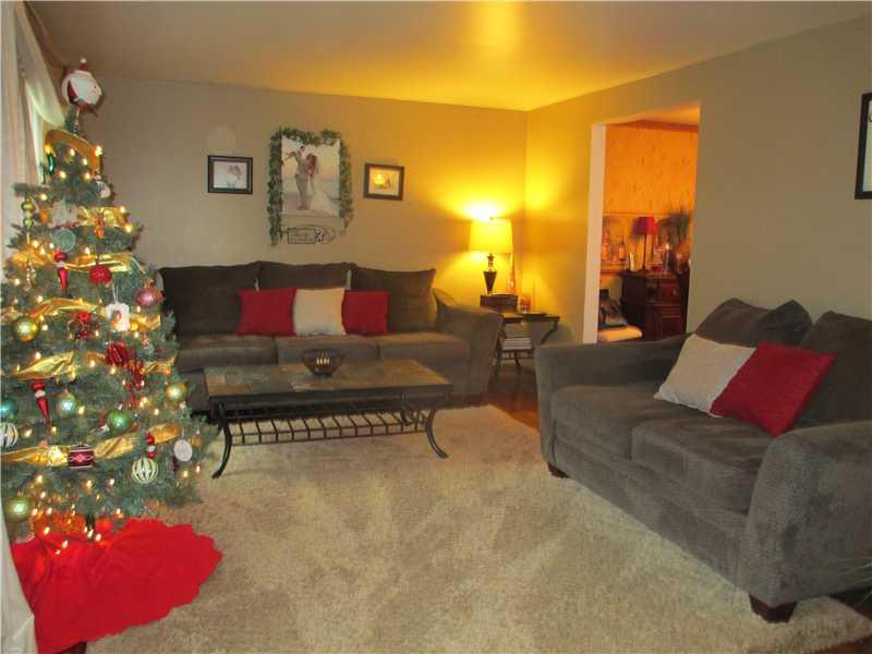 134 Parkedge Road Green Tree, PA 15220 - Photo 2 of 21 Living Room.