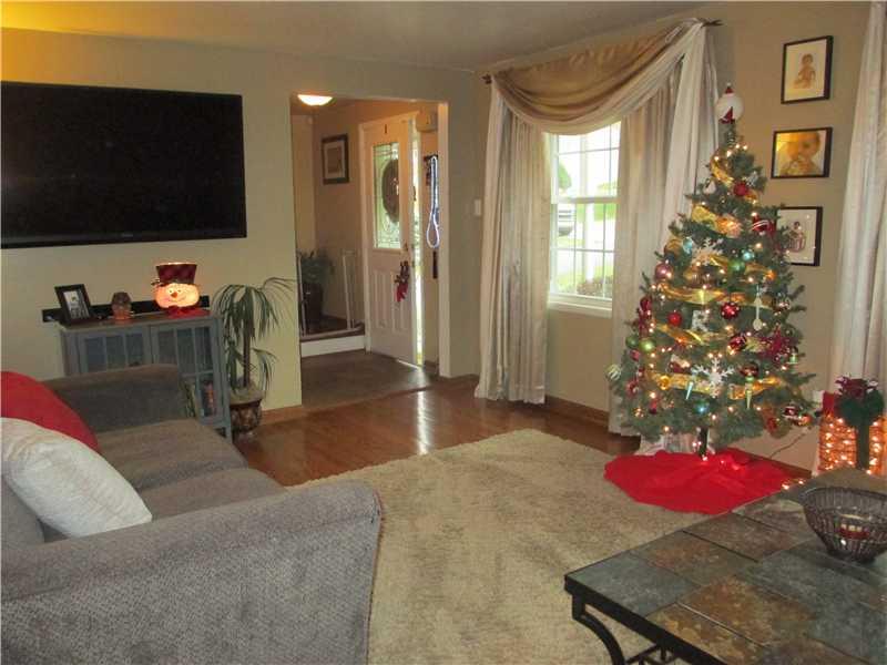 134 Parkedge Road Green Tree, PA 15220 - Photo 3 of 21 Living Room.