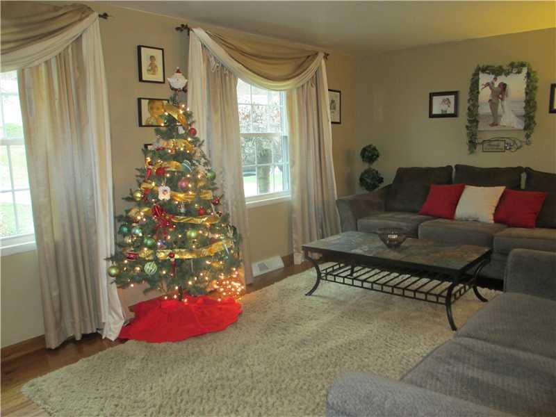 134 Parkedge Road Green Tree, PA 15220 - Photo 4 of 21 Living Room.