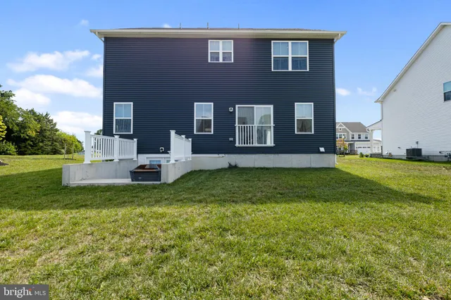 a view of a house with backyard