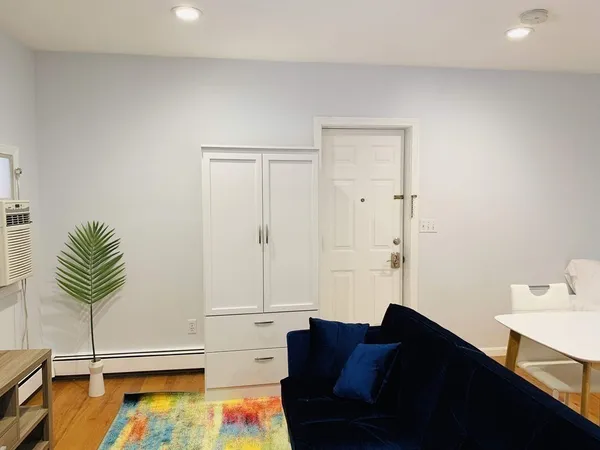 $2,500 | 12 Regent Street, Unit 1R, Cambridge, MA 02140