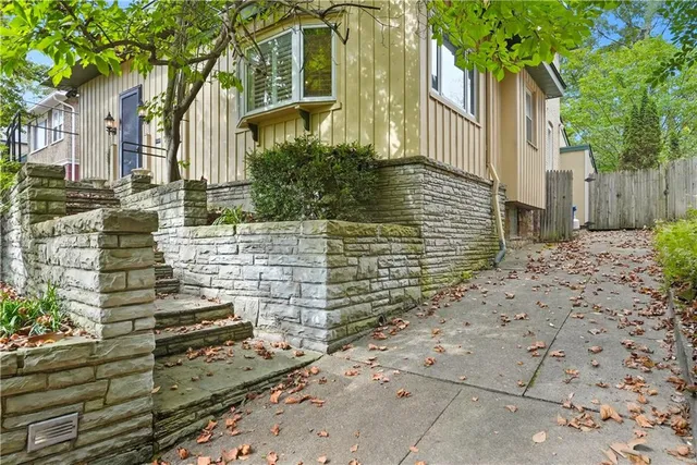 a view of a pathway with a house