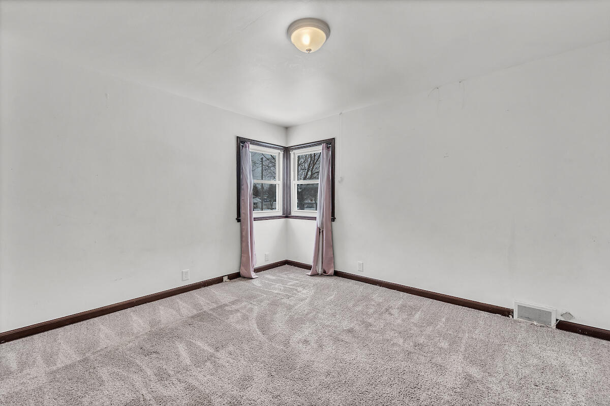 2719 South 71st Street Milwaukee, WI 53219 - Photo 8 of 23 lower bed