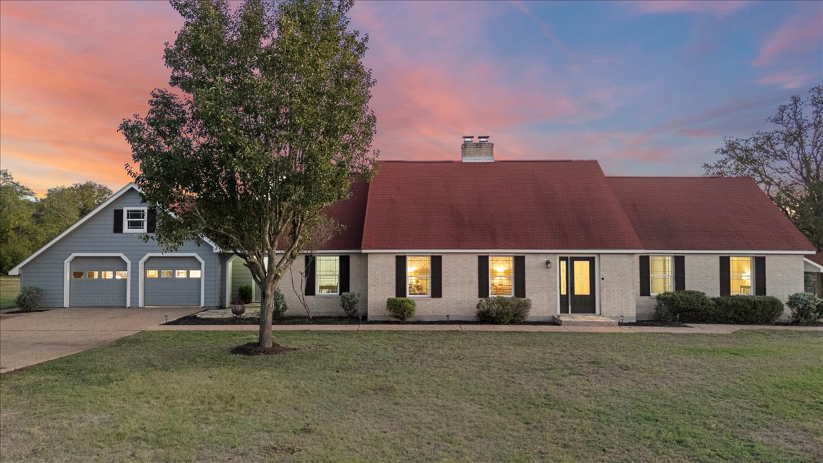 Welcome to 1180 Live Oak Loop!  Located at the Travis/Hays County line!