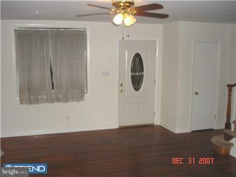 2882 Cushing Road Camden, NJ 08104 - Photo 3 of 11 Living Room