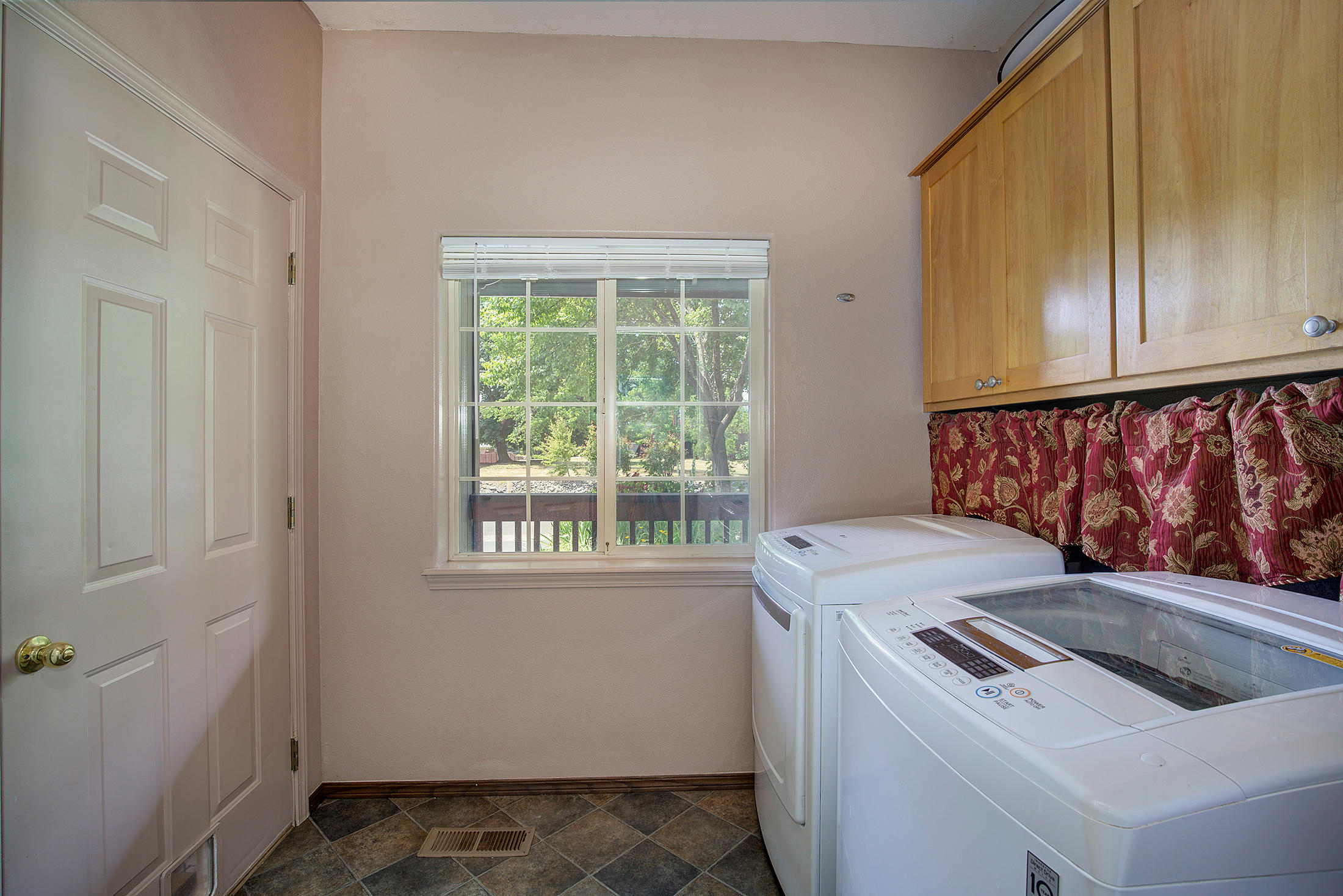 1703 Leonard Road Grants Pass, OR 97527 - Photo 21 of 34 Laundry Room