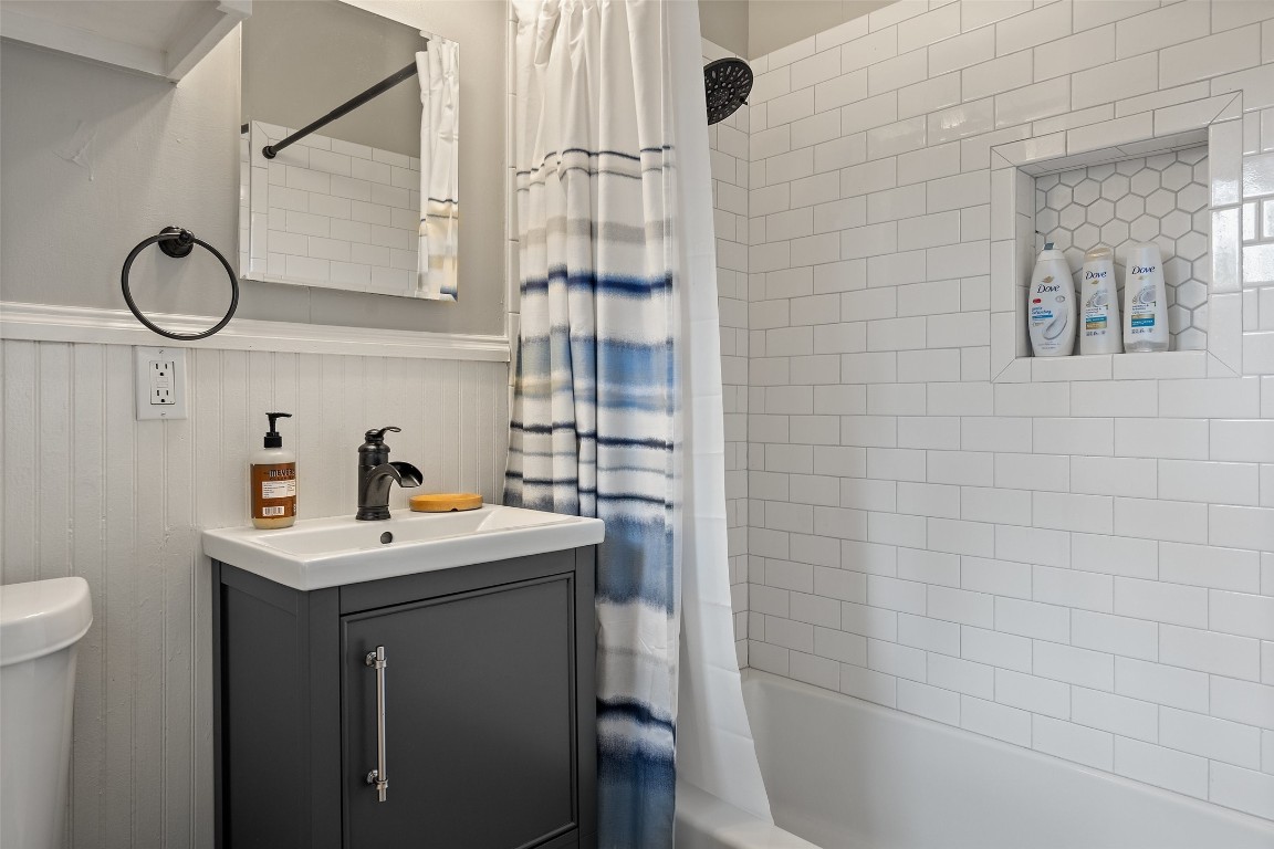 35 Presidio Road Wimberley, TX 78676 - Photo 37 of 39 a bathroom with a sink a toilet and shower