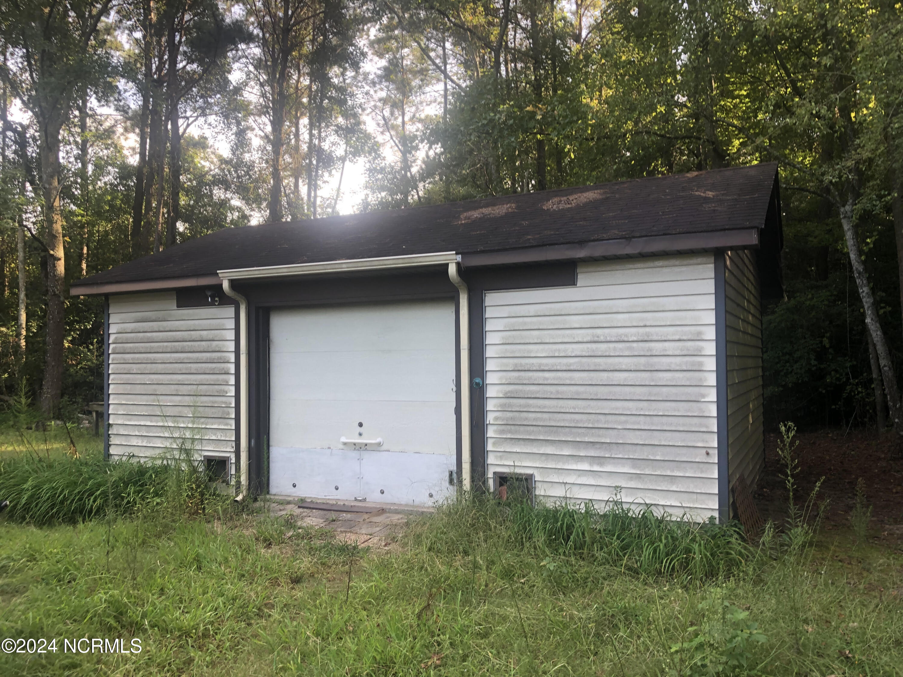 2765 Fort Run Road Snow Hill, NC 28580 - Photo 3 of 11 garage