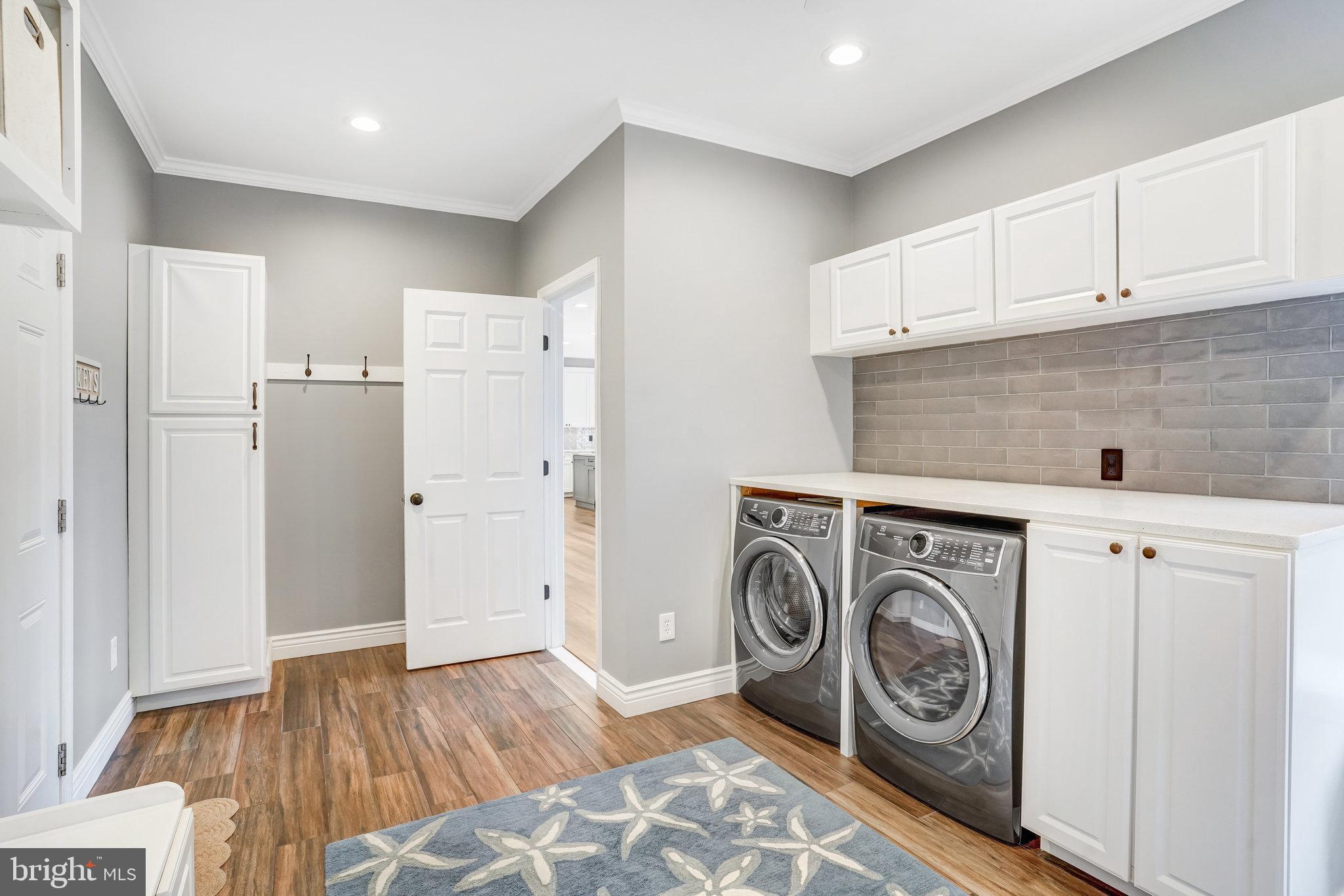 7524 Rio Grande Way Gainesville, VA 20155 - Photo 19 of 64 Built in cabinets and bench