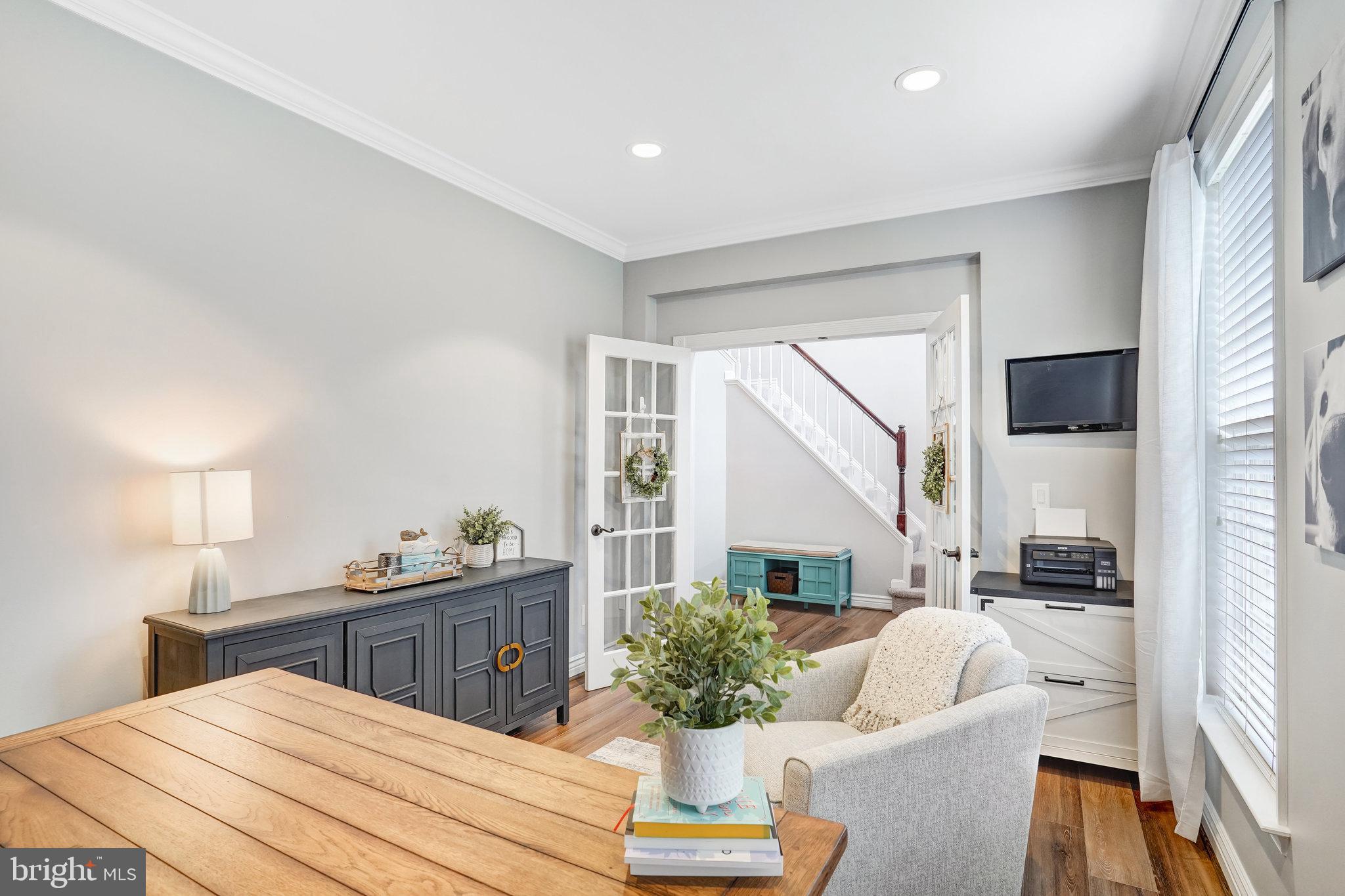 Home office with TV to convey