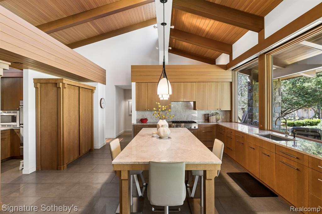 5051 Beach Road Troy, MI 48098 - Photo 2 of 52