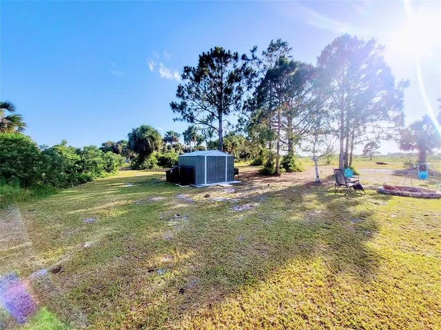 a view of a backyard