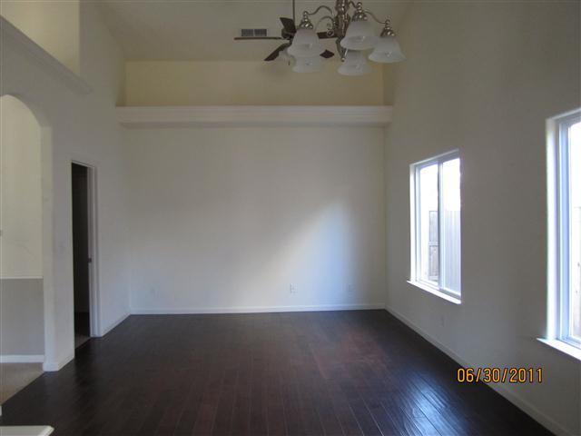 407 East Beech Avenue Reedley, CA 93654 - Photo 3 of 14 Gallery Image 3