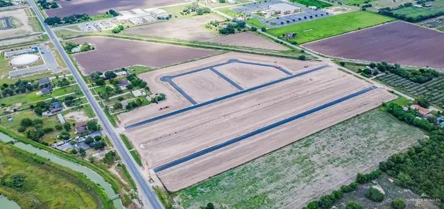 a view of a yard with a house