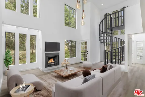 $1,200,000 | 11601 Montana Avenue, Unit PH7, Los Angeles, CA 90049