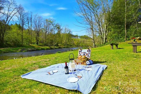 $950,000 | 8186 Highway 183, Newland, NC 28657