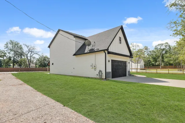 a view of a house with backyard and trees