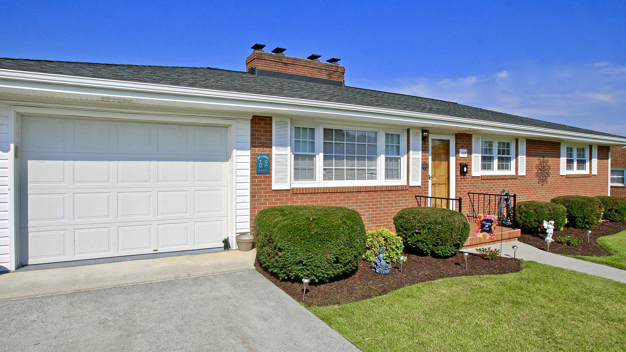 4434 Oliver Road Northeast Roanoke, VA 24012 - Photo 4 of 55 Front Garage