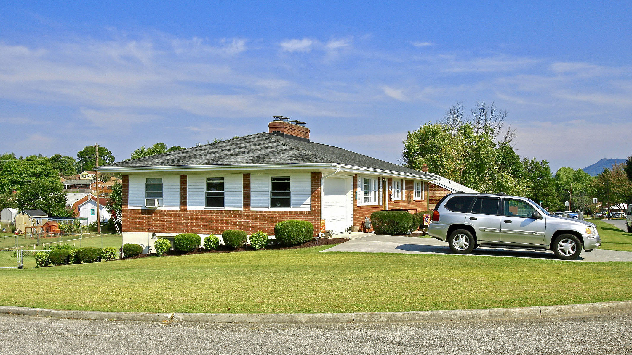4434 Oliver Road Northeast Roanoke, VA 24012 - Photo 6 of 55 Side yard View