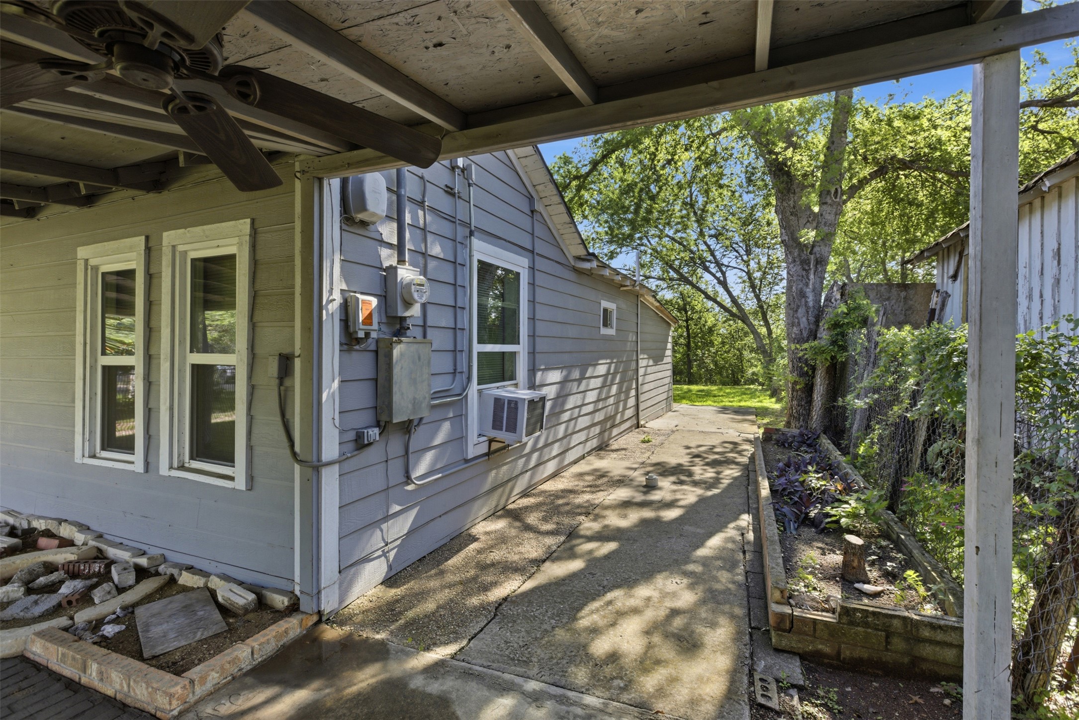 1313 Perez Street Austin, TX 78721 - Photo 13 of 20