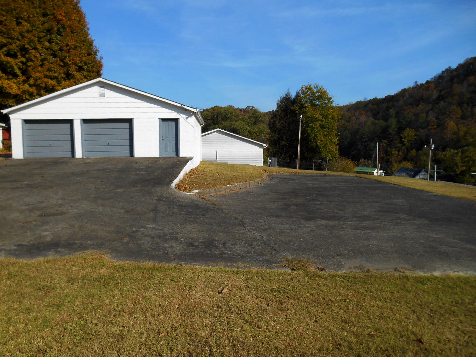 118 R E W Street Oakdale, TN 37829 - Photo 12 of 14 Garage and Parking Area