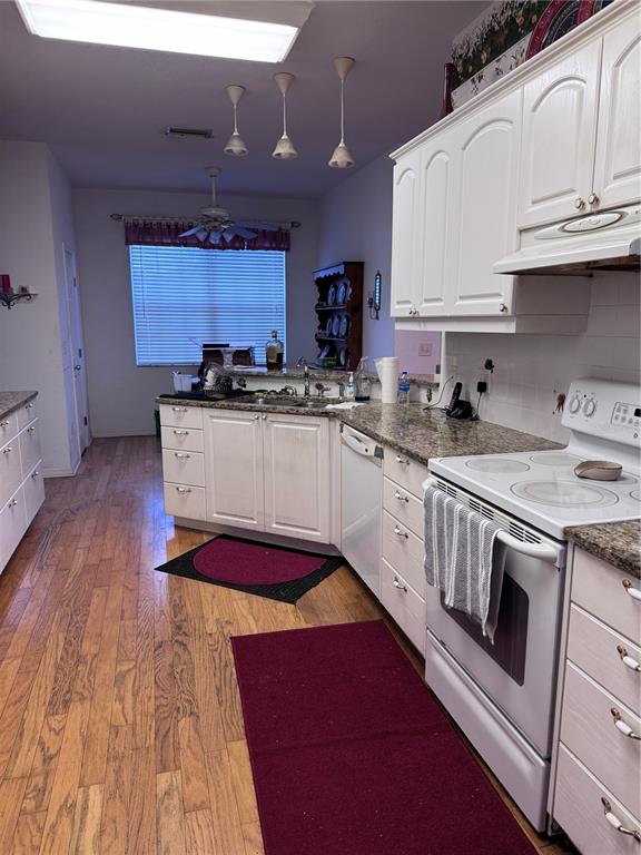 119 Hawthorne Road Auburndale, FL 33823 - Photo 10 of 26 a kitchen with stainless steel appliances granite countertop a sink stove and cabinets