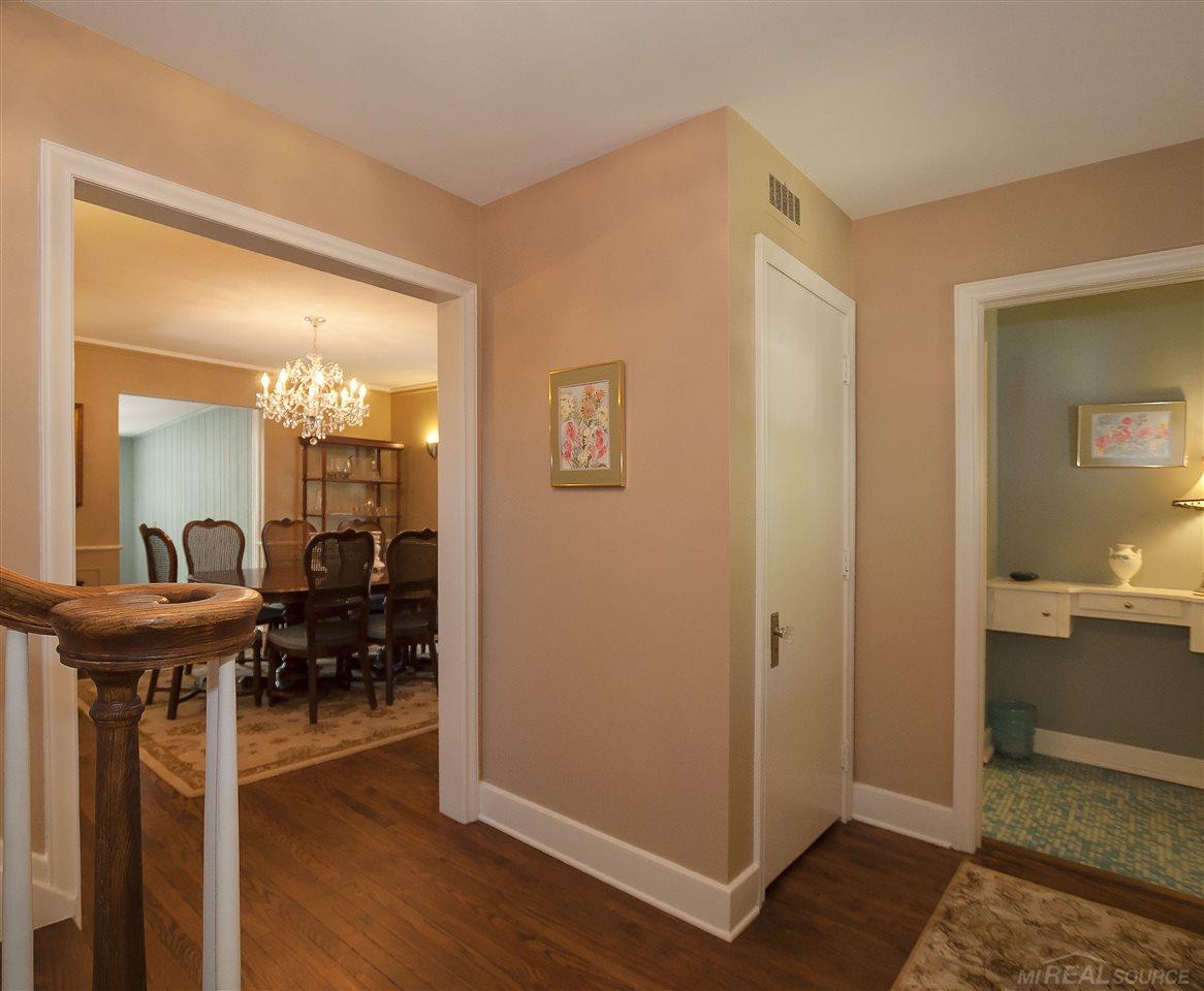 323 Moran Road Grosse Pointe, MI 48236 - Photo 8 of 33 31348932-7.JPG