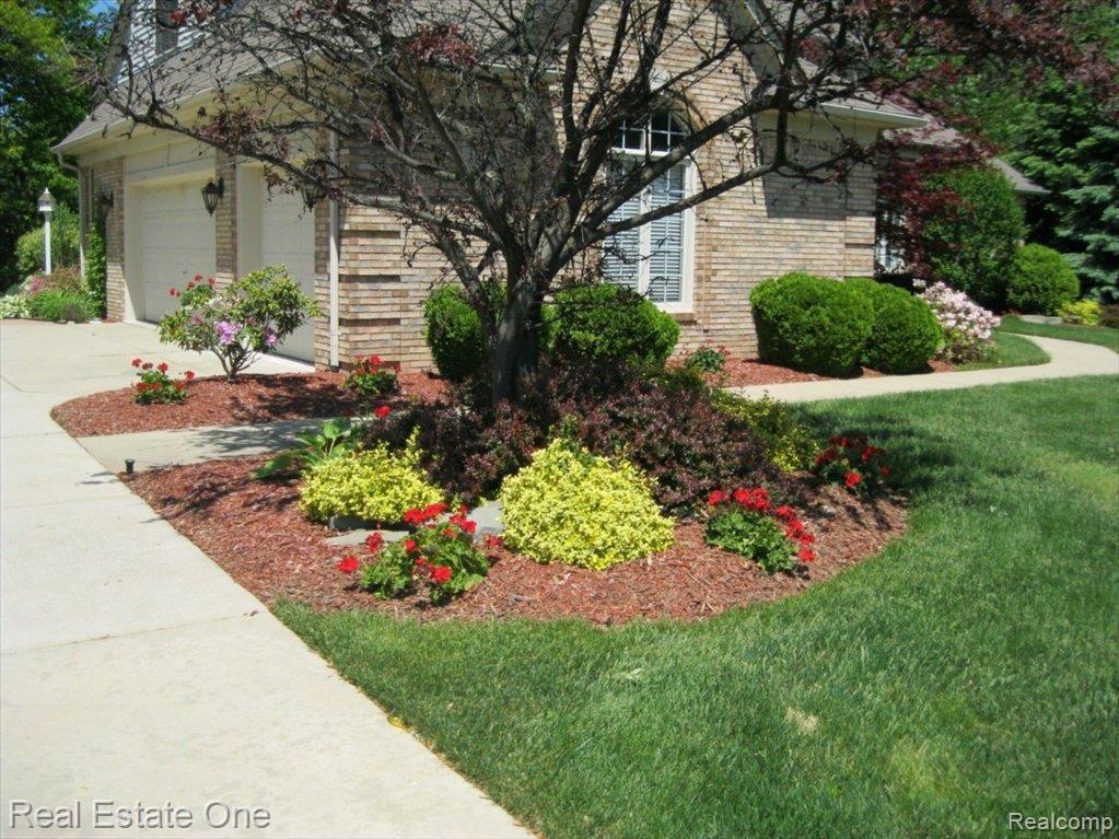 3890 Kaeleaf Road Lake Orion, MI 48360 - Photo 4 of 25 side of the house
