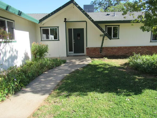 $395,000 | 3320 Stratford Avenue, Redding, CA 96001